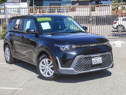 Used 2023 Kia Soul LX image 2