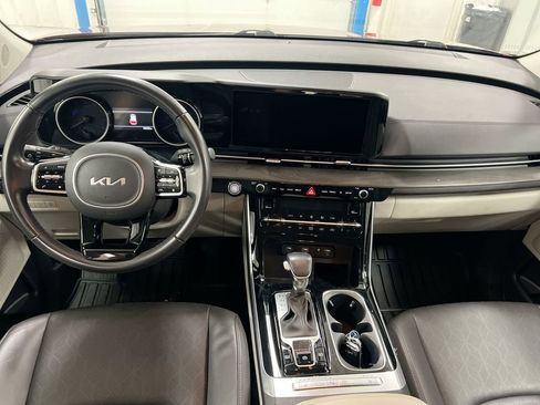 Used 2024 Kia Carnival EX FWD image 5