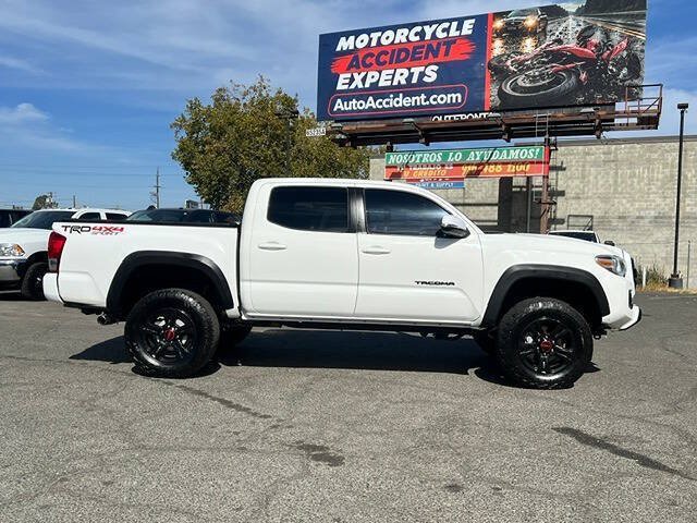 Used 2017 Toyota Tacoma TRD Sport AWD/4WD image 6