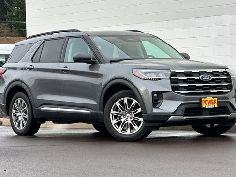 Used 2025 Ford Explorer Active w/ Active Comfort Package image 2