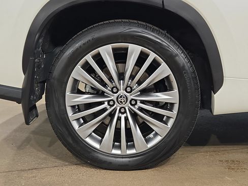 Used 2021 Toyota Highlander Platinum AWD/4WD image 17