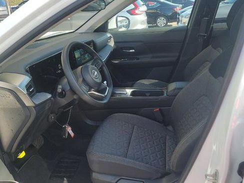 Used 2025 Nissan Kicks SV w/ Charging Package image 5