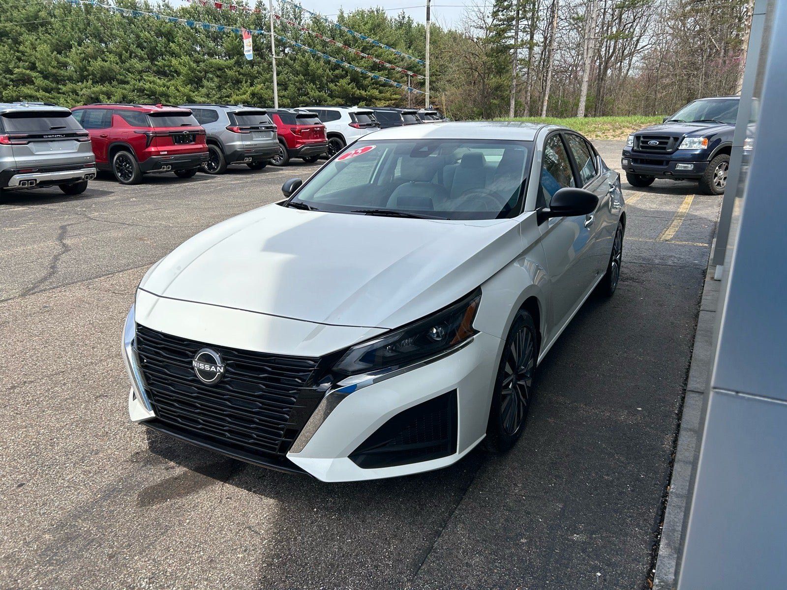 Used 2025 Nissan Altima 2.5 SV FWD image 2