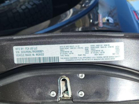 Used 2021 RAM 2500 Laramie w/ Body Color Bumper Group image 17