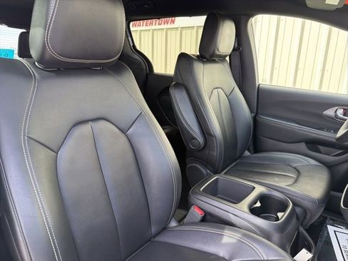Used 2025 Chrysler Pacifica Select image 8