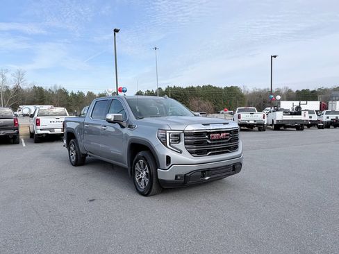 Used 2025 GMC Sierra 1500 SLT image 2