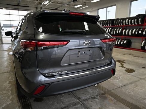 Certified 2023 Toyota Highlander XLE image 7
