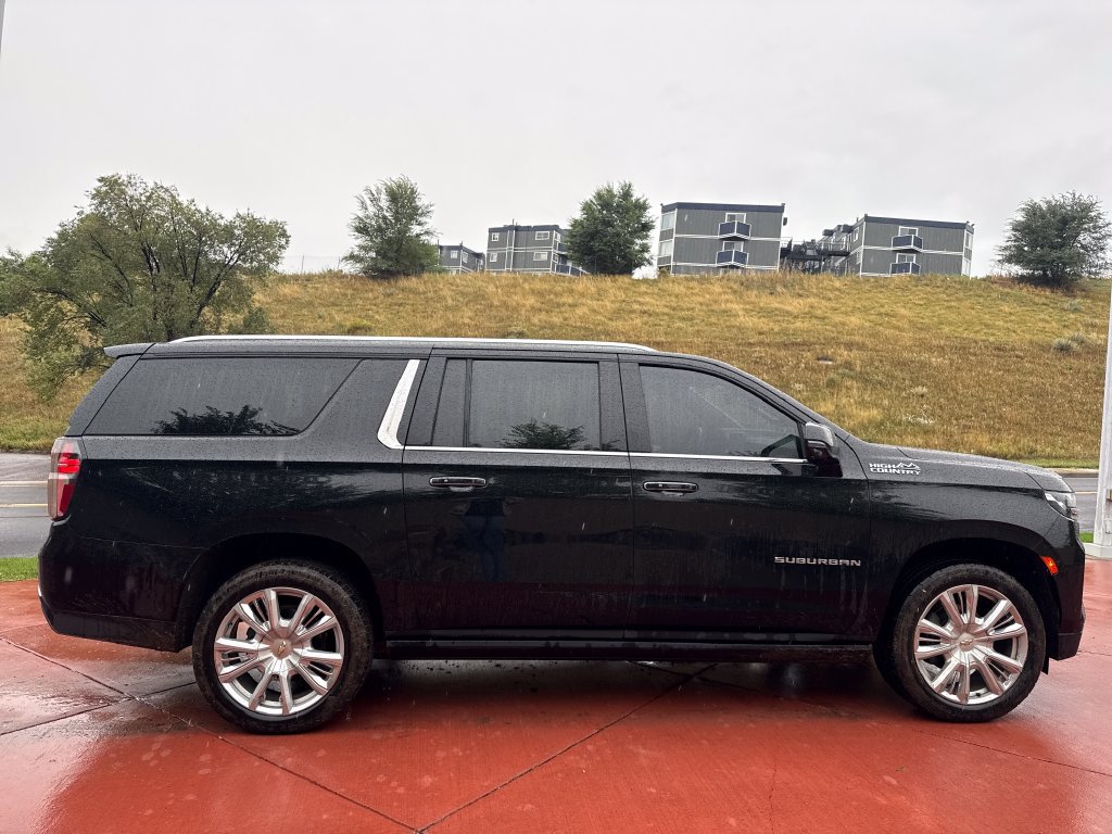 Used 2021 Chevrolet Suburban High Country w/ Premium Package 2 AWD/4WD image 9