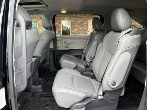 Used 2021 Toyota Sienna XLE image 13