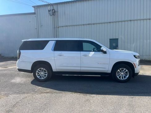 Used 2026 Chevrolet Suburban LT w/ Comfort Package AWD/4WD image 4