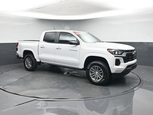 Used 2024 Chevrolet Colorado LT image 3