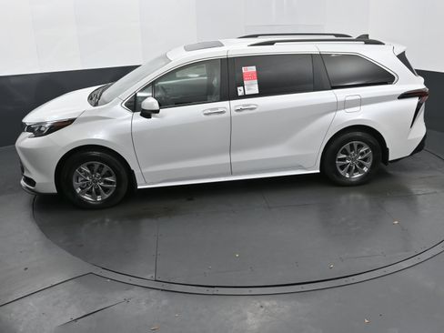 Used 2026 Toyota Sienna XLE FWD image 28