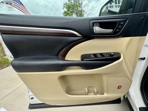 Used 2015 Toyota Highlander Limited image 26