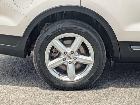 Used 2018 Ford Explorer XLT FWD image 11