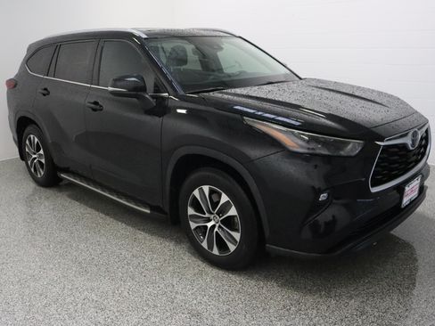 Used 2022 Toyota Highlander XLE FWD image 4