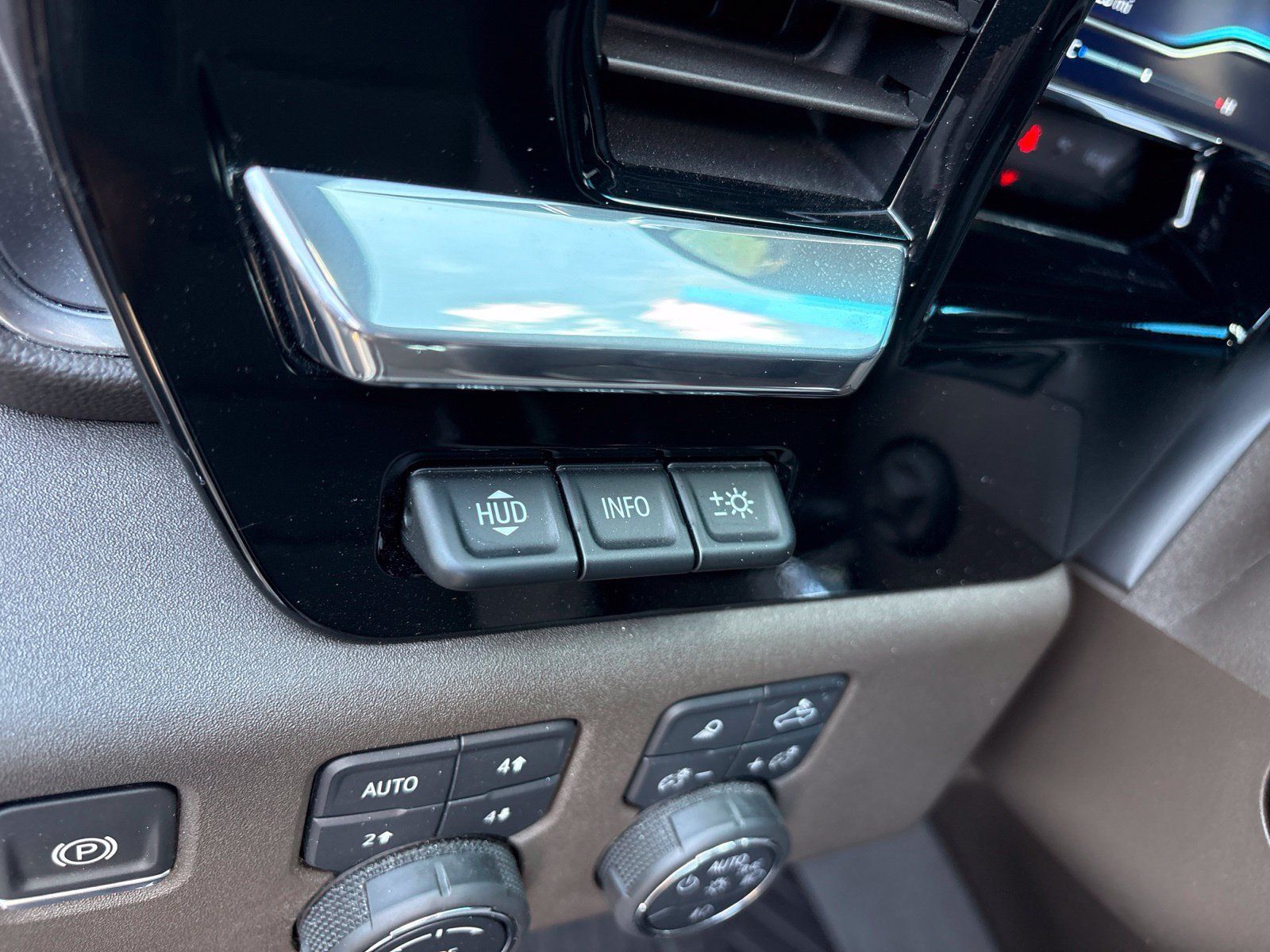 Used 2024 Chevrolet Silverado 1500 LTZ w/ LTZ Premium Texas Edition AWD/4WD image 17