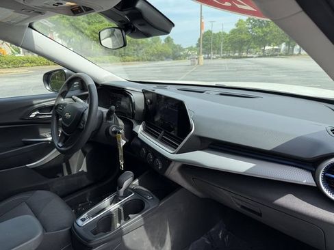 Used 2025 Chevrolet Trax LS FWD image 35