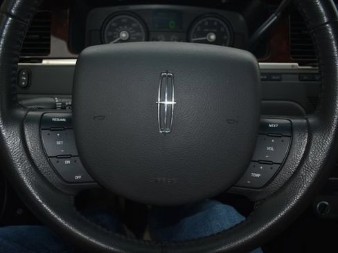 Used 2008 Lincoln Town Car Executive RWD image 22