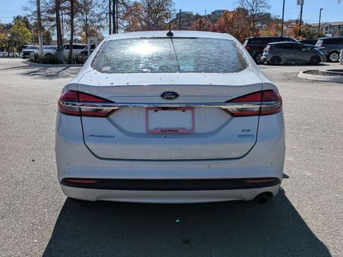 Used 2018 Ford Fusion SE w/ Fusion SE Technology Package image 4