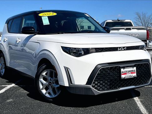 Used 2023 Kia Soul S image 2