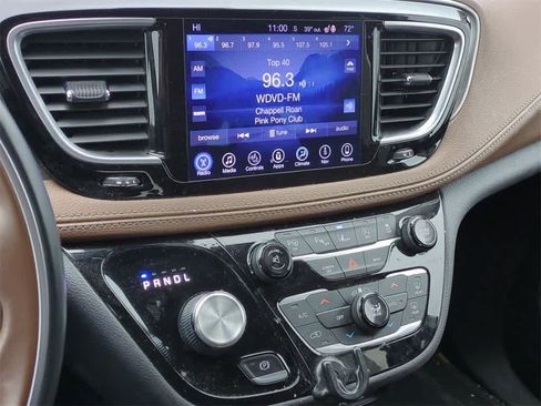 Used 2017 Chrysler Pacifica Limited image 27