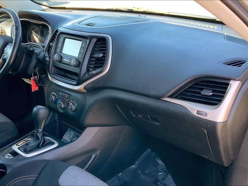 Used 2018 Jeep Cherokee Latitude w/ Altitude Package image 16