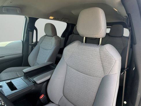 Used 2025 Toyota Sienna LE FWD image 10