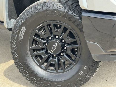 Used 2025 Chevrolet Silverado 2500 ZR2 w/ Technology Package AWD/4WD image 33