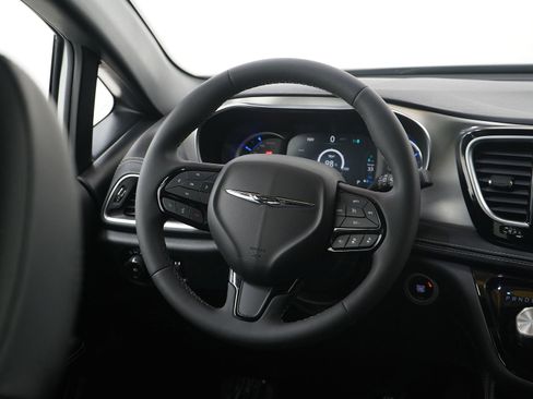 Used 2022 Chrysler Pacifica Limited w/ S Appearance Package image 17