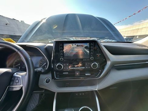 Used 2021 Toyota Highlander XLE image 20