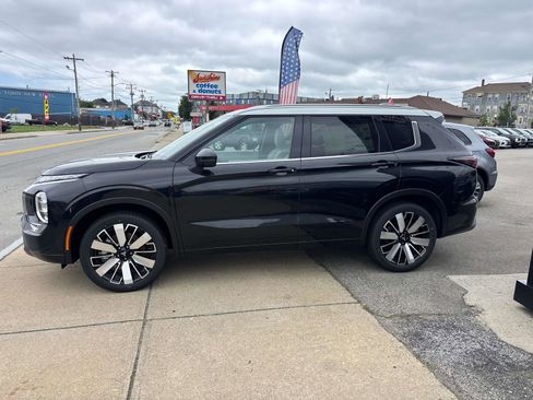 New 2025 Mitsubishi Outlander AWD image 2