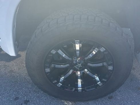 Used 2017 Toyota Tundra Platinum image 4