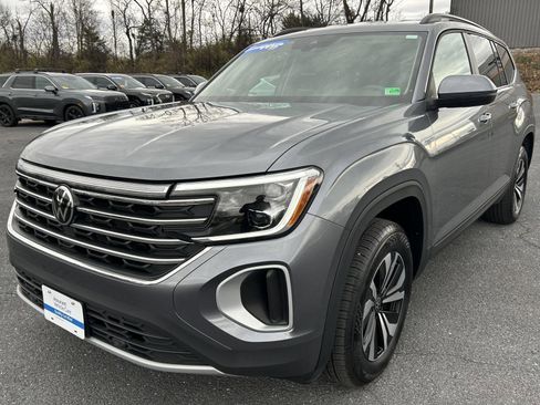 Used 2024 Volkswagen Atlas SE image 2