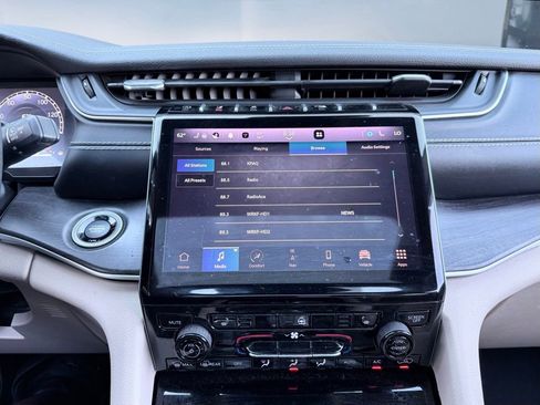 Used 2022 Jeep Grand Cherokee Limited image 21