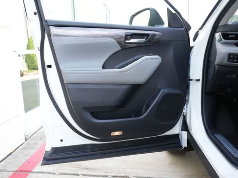 Used 2023 Toyota Highlander Limited image 17