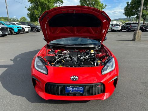 Used 2025 Toyota GR86 RWD image 4