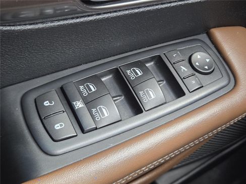 Used 2017 Chrysler Pacifica Limited FWD image 37