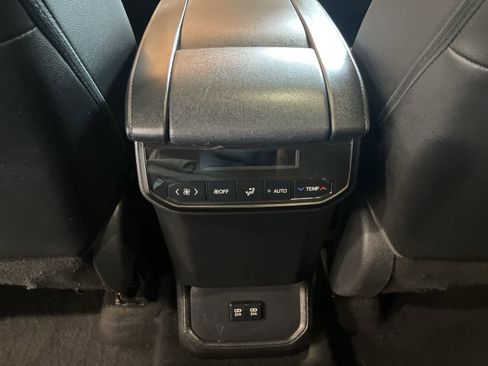 Used 2020 Toyota Highlander XLE image 25