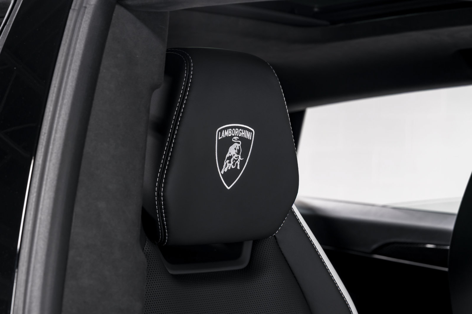 Used 2025 Lamborghini Urus SE AWD/4WD image 40