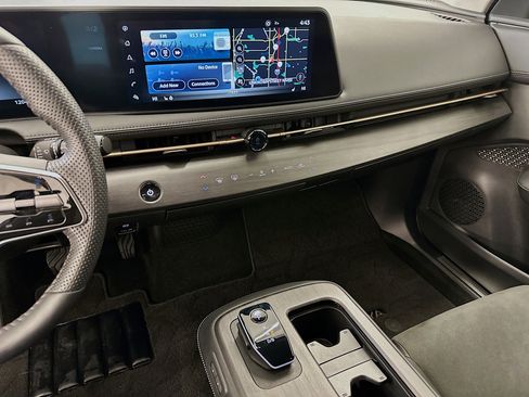 Used 2025 Nissan Ariya AWD image 26