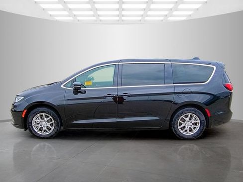 Used 2025 Chrysler Pacifica Select FWD image 5