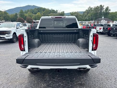 Used 2024 GMC Sierra 1500 AT4 w/ AT4 Premium Package AWD/4WD image 7
