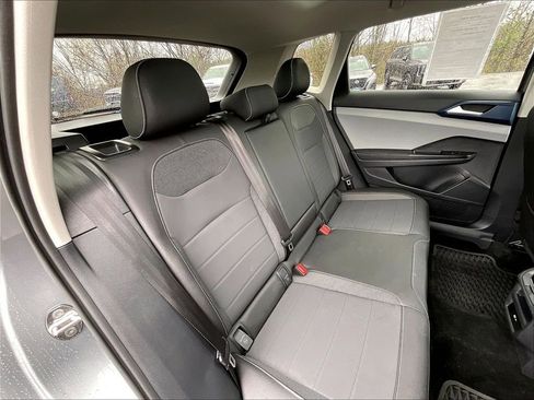 Used 2024 Volkswagen Taos SE w/ Panoramic Sunroof Package AWD/4WD image 15