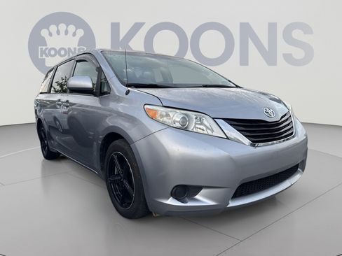 Used 2012 Toyota Sienna LE FWD image 2