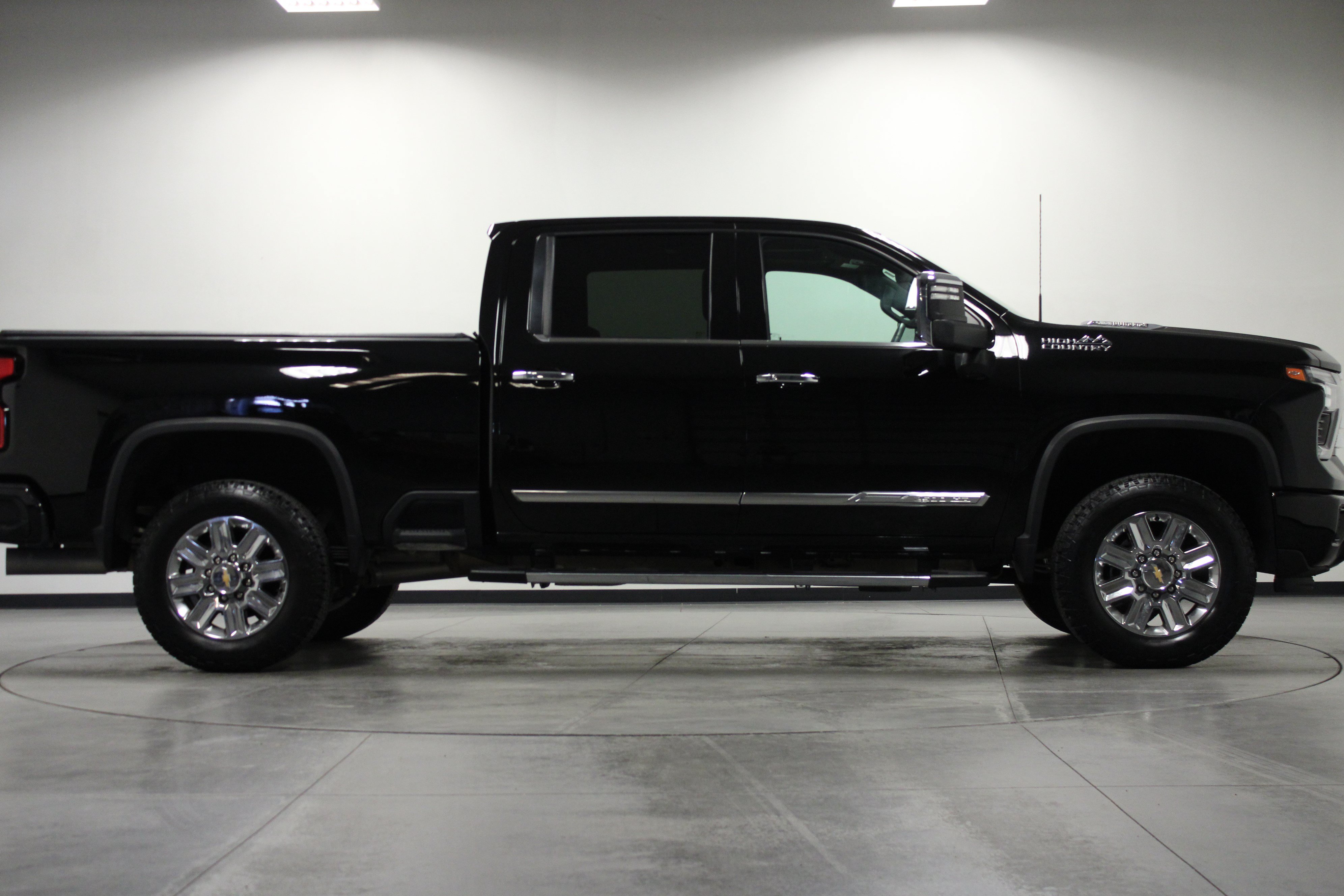 Used 2024 Chevrolet Silverado 2500 High Country w/ Technology Package AWD/4WD image 3