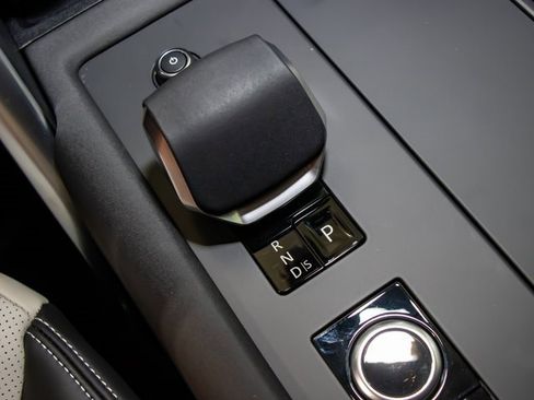 Used 2026 Land Rover Discovery Dynamic SE image 19