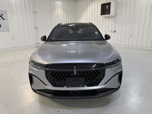 Used 2025 Lincoln Nautilus Reserve image 8