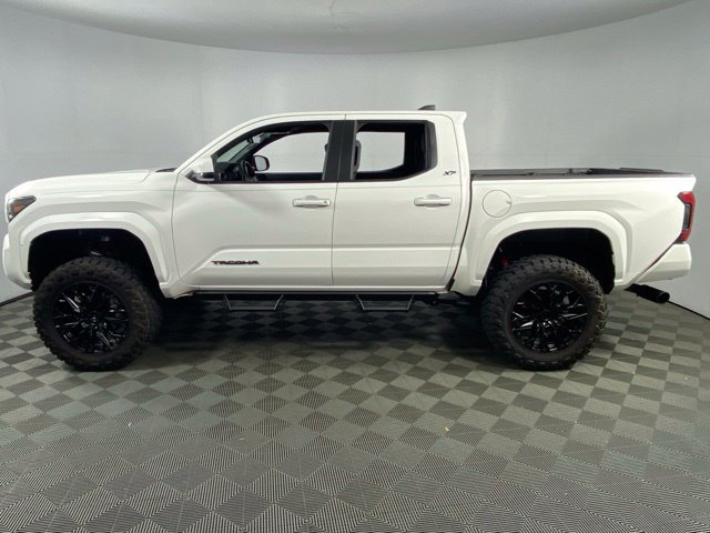 Used 2025 Toyota Tacoma SR5 AWD/4WD image 4