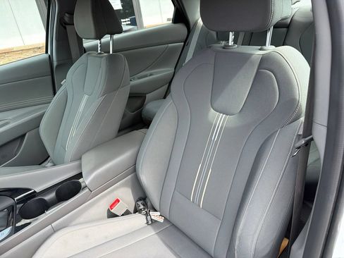 Used 2025 Hyundai Elantra SEL FWD image 3