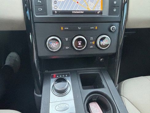 Used 2017 Land Rover Discovery SE image 40